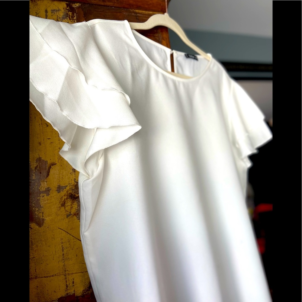 NWOT White scallop trim blouse